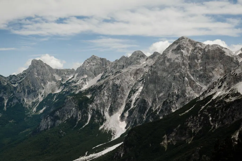Uitzicht op de bergen richting Theth in Albanië