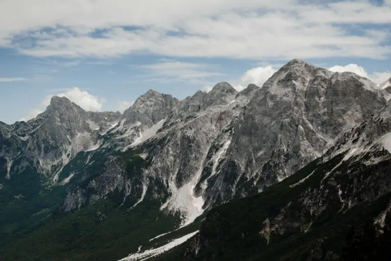 Vue sur les montagnes vers Theth en Albanie