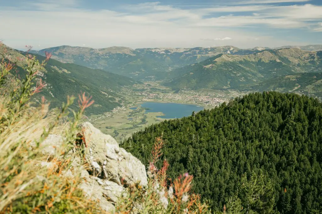 Vue lac de Plav in Montenegro op de Peaks of the Balkans - wandelen