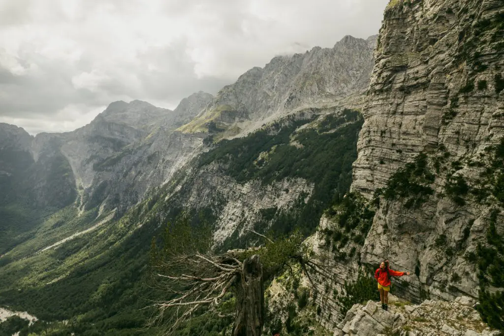 Prachtig uitzicht op een vallei op de Peaks of the Balkans - Balkan Trail