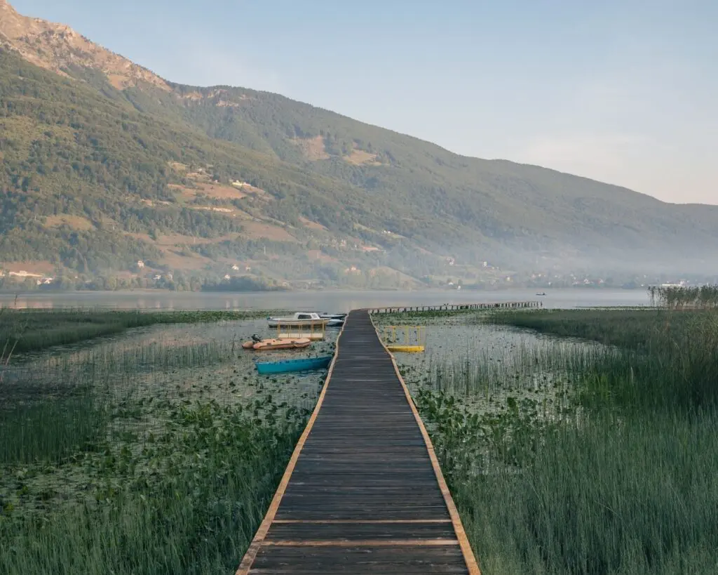 Uitzicht op het Plav-meer in Montenegro - Peaks of the Balkans