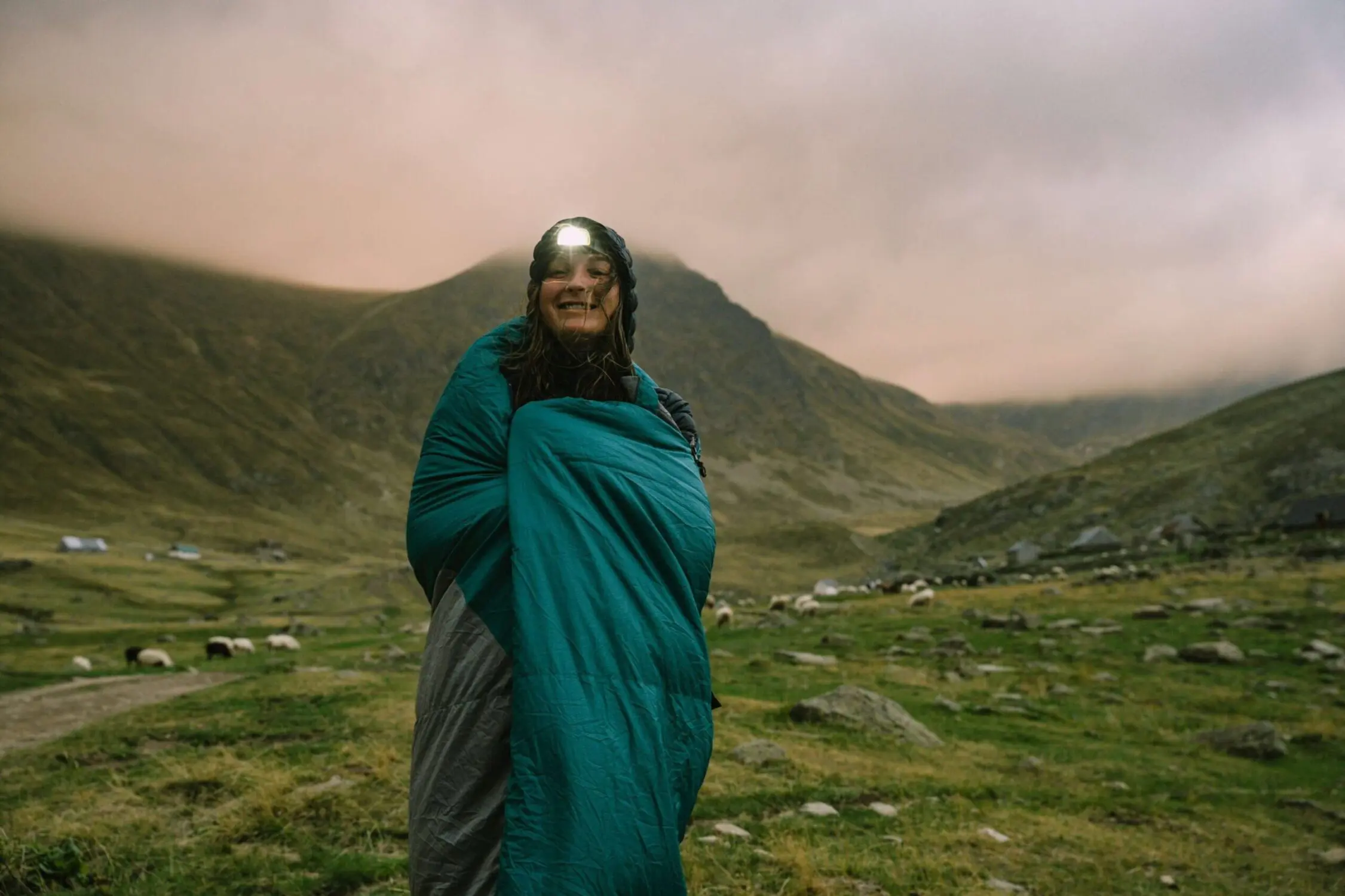 Vrouw die wandelt in Albanië, zonsondergang op de Peaks of the Balkans
