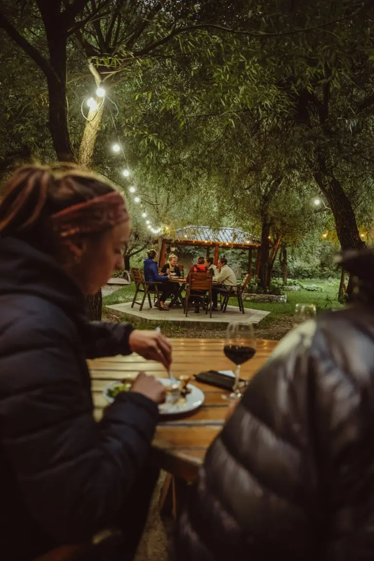 Randonneuse die lokale gerechten eet tijdens de Trek in de Balkan