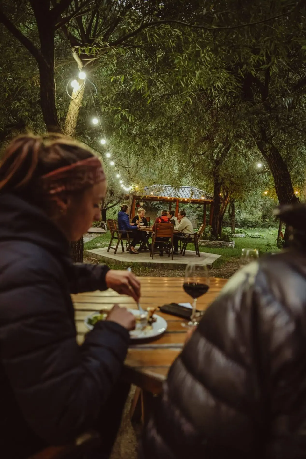 Wandelaarster die lokale gerechten eet tijdens de Balkan Trail