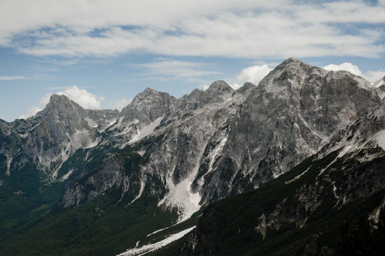 Vue sur les montagnes vers Theth en Albanie