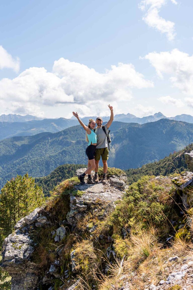 Couple heureux sur le trek dans les Balkans Wandern in Albanien Kosovo Montenegro