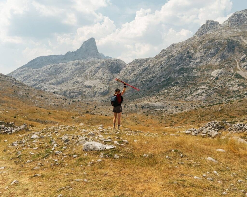 Gelukkige wandelaar alleen op de pieken van de Balkan