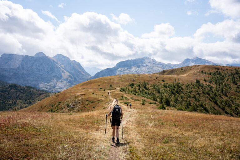 Randonneuse au milieu des plaines des Pics des Balkans