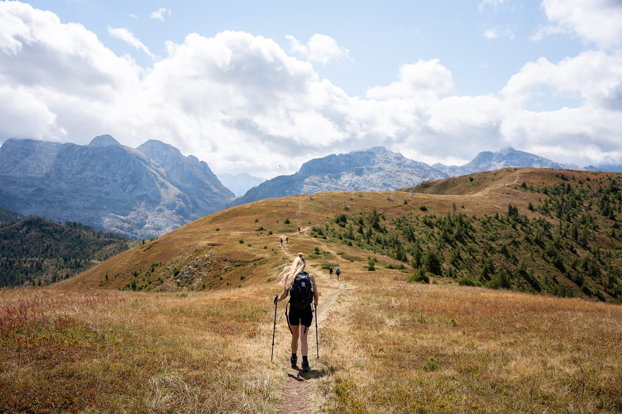 Randonneuse au milieu des plaines des Pics des Balkans