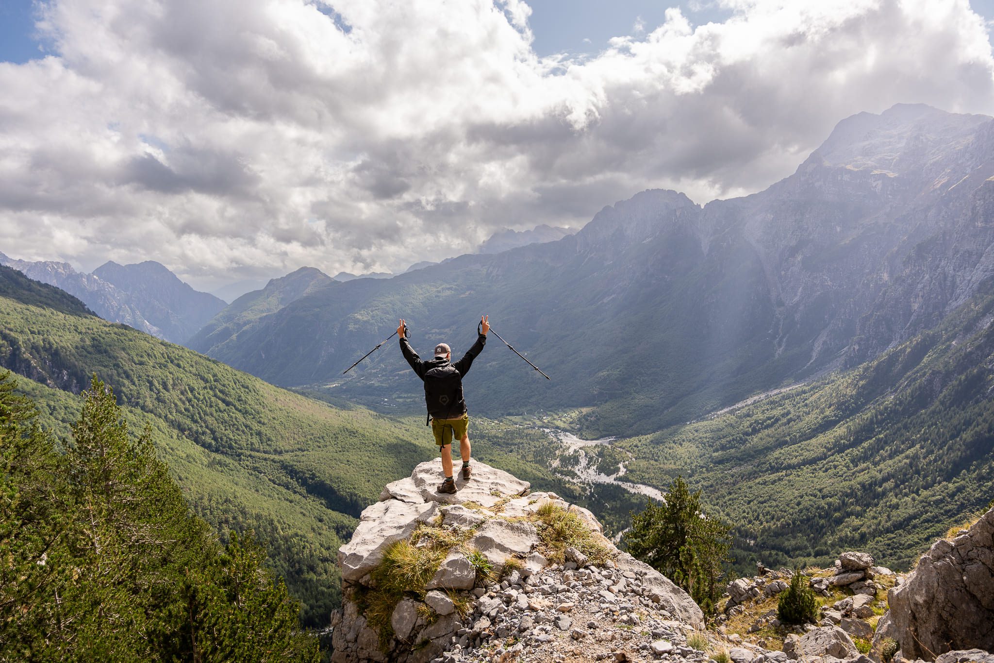 Randonneur sur un point de vue des Pics des Balkans