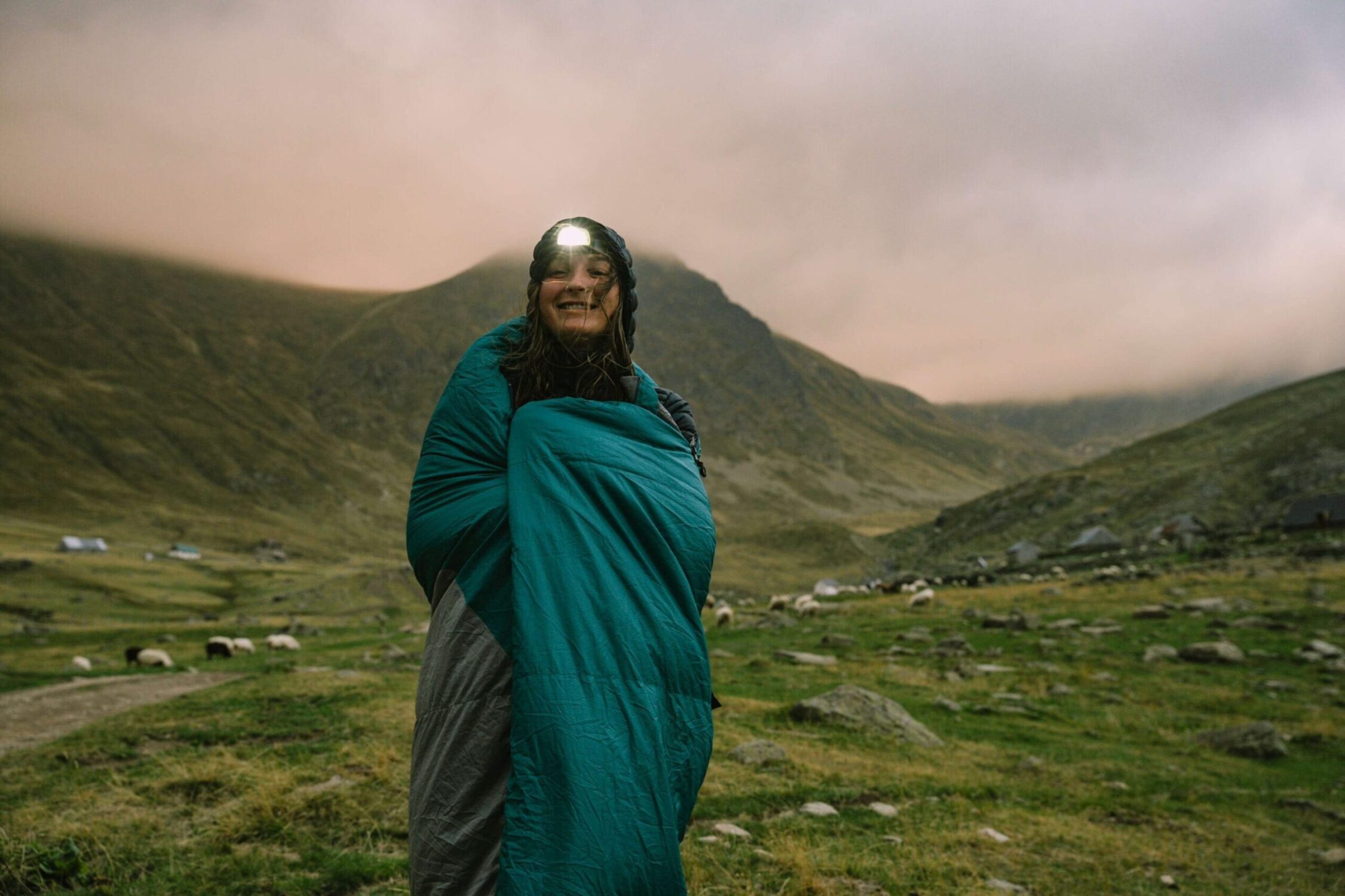 Vrouw die wandelt in Albanië, zonsondergang op de Peaks of the Balkans