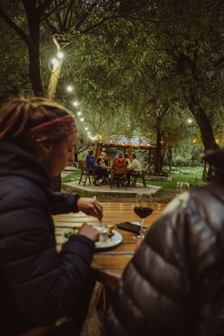 Randonneuse die lokale gerechten eet tijdens de Trek in de Balkan