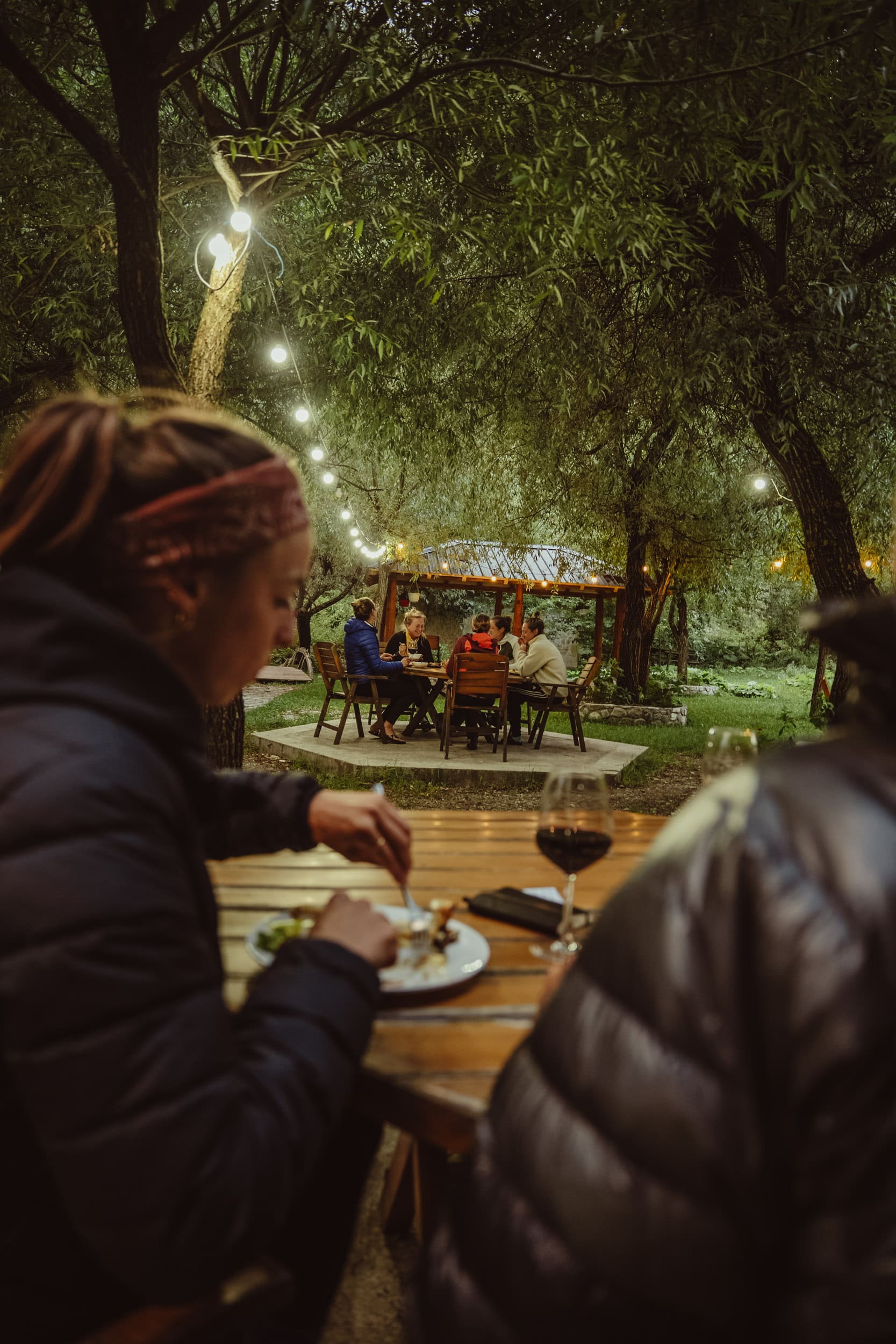 Randonneuse die lokale gerechten eet tijdens de Trek in de Balkan