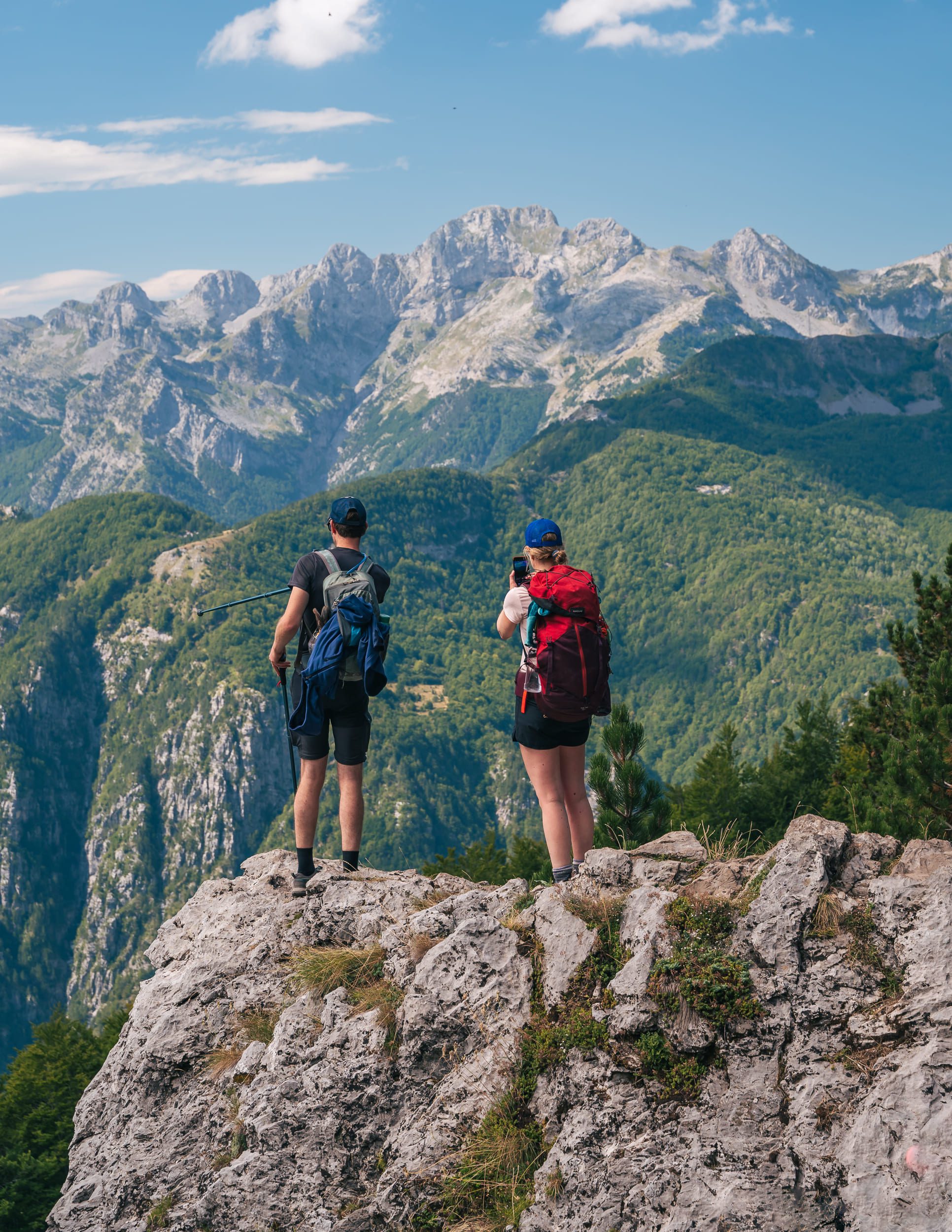 Randonneurs sur un point de vue des Pics des Balkans